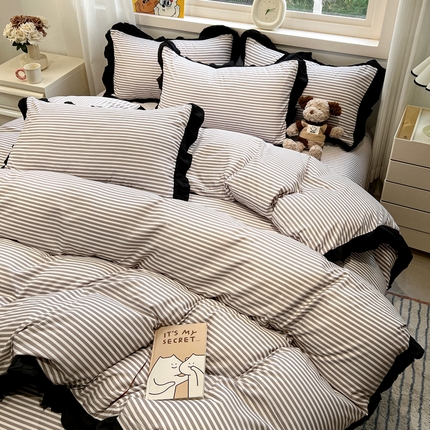 91家纺网 家纺一手货源 找家纺 花伞家居 2025新款赫本黑色大花边水洗棉印花四件套（提供买家秀） 赫本-细灰条