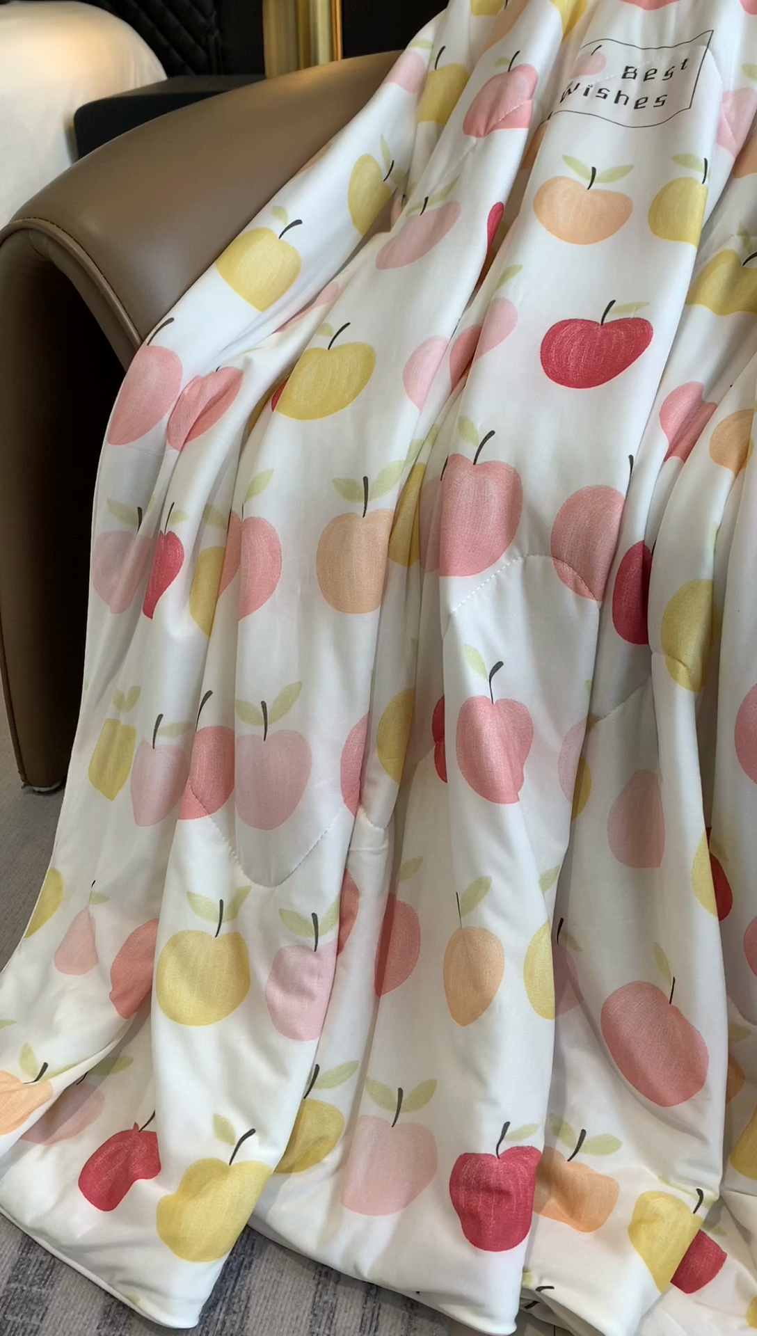 91家纺网 家纺一手货源 找家纺 奈萝家纺 2025新款A类凉感丝小凉皮夏被可机洗夏被新品空调被 小苹果粉