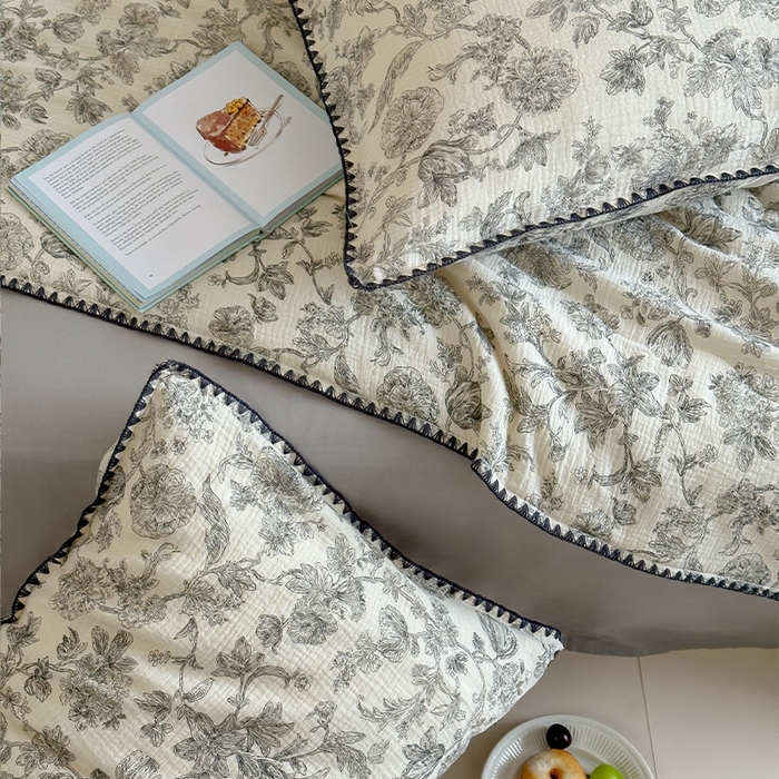 91家纺网 家纺一手货源 找家纺 三朵家纺 2025春夏新款全棉纯棉双层绉绉纱三角针夏被夏凉被空调被 花满园灰