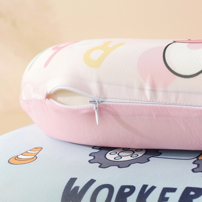 91家纺网 家纺一手货源 找家纺 温蔓2025新款冰感丝卡通印花猫肚枕 草莓玩偶粉30*50加内胆