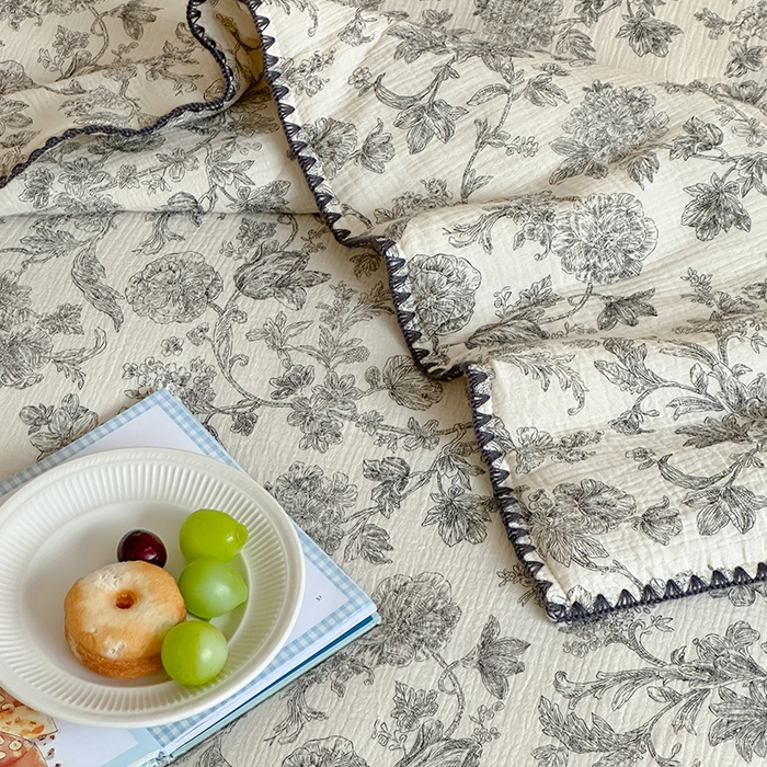 91家纺网 家纺一手货源 找家纺 三朵家纺 2025春夏新款全棉纯棉双层绉绉纱三角针夏被夏凉被空调被 花满园灰