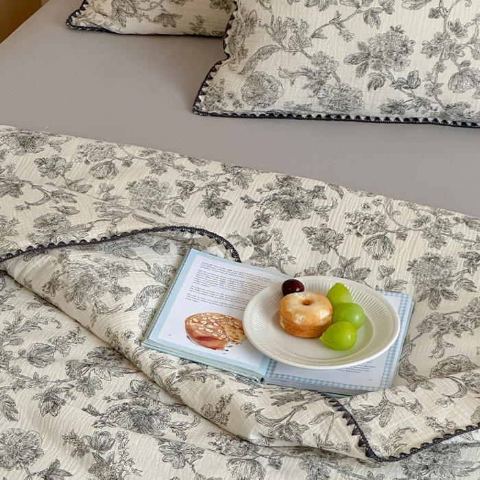 91家纺网 家纺一手货源 找家纺 三朵家纺 2025春夏新款全棉纯棉双层绉绉纱三角针夏被夏凉被空调被 花满园灰