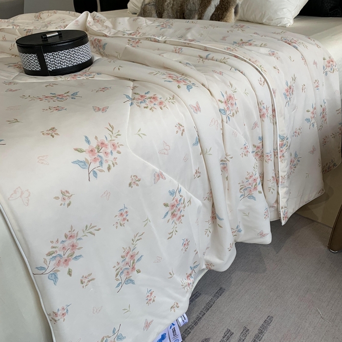 91家纺网 家纺一手货源 找家纺 奈萝家纺 2025新款A类凉感丝小凉皮夏被可机洗夏被新品空调被 桃花朵朵