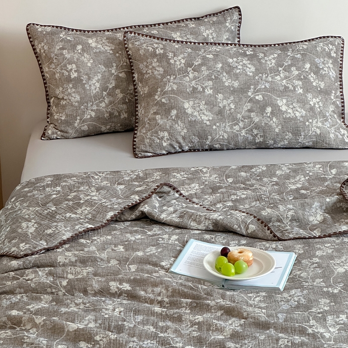 91家纺网 家纺一手货源 找家纺 三朵家纺 2025春夏新款全棉纯棉双层绉绉纱三角针夏被夏凉被空调被 花枝漫舞