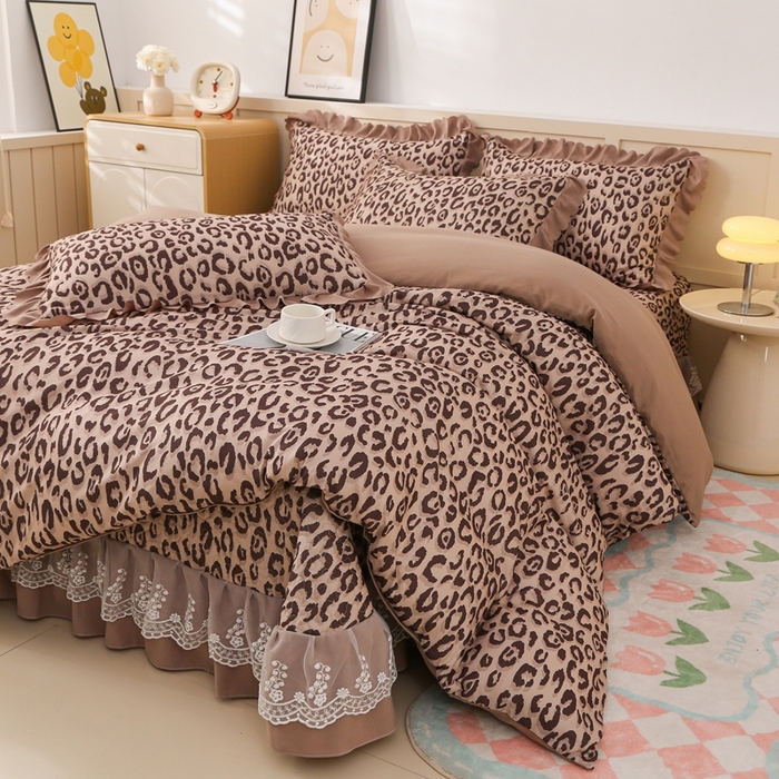 91家纺网 家纺一手货源 找家纺 铠畅  2025新款法式花边云朵棉床盖款夏被四件套 豹纹