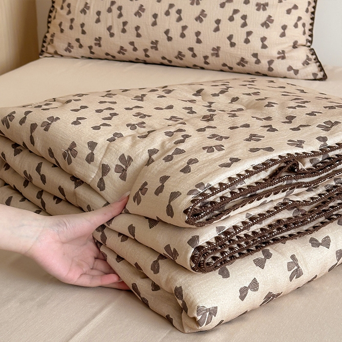 91家纺网 家纺一手货源 找家纺 三朵家纺 2025春夏新款全棉纯棉双层绉绉纱三角针夏被夏凉被空调被 可爱蝴蝶结