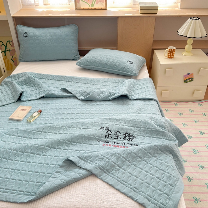 91家纺网 家纺一手货源 找家纺 云雀 2025新款A类加棉刺绣棉花床笠+盖毯 棉花盖毯-雾霾蓝