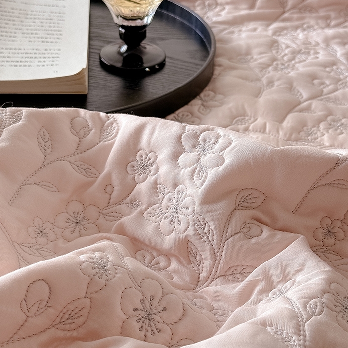 91家纺网 家纺一手货源 找家纺 佳汐蓝家纺2025春夏新品60天丝夹棉床盖多用 素客-桃喜粉