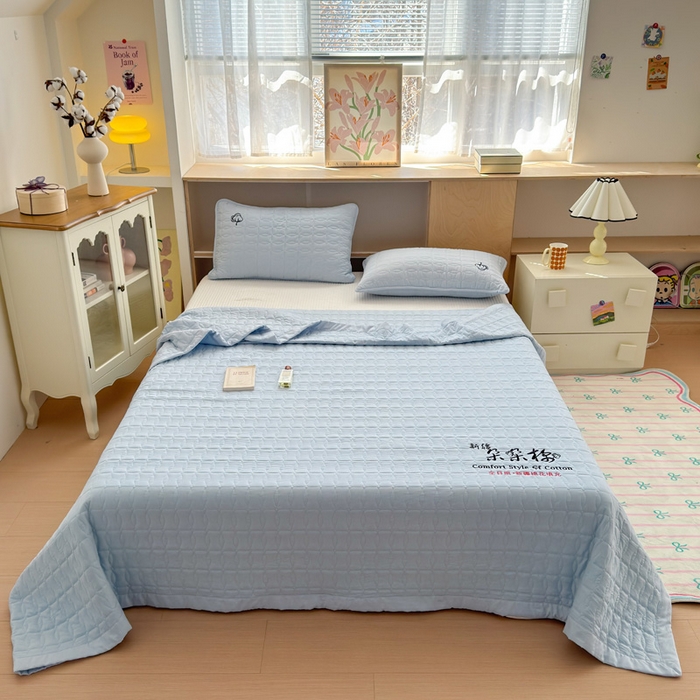 91家纺网 家纺一手货源 找家纺 云雀 2025新款A类加棉刺绣棉花床笠+盖毯 棉花盖毯-浅蓝