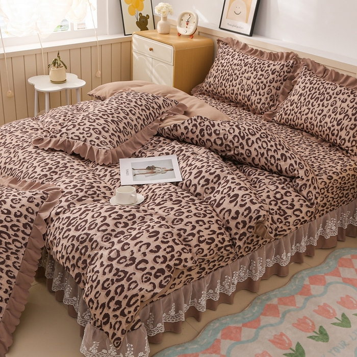 91家纺网 家纺一手货源 找家纺 铠畅  2025新款法式花边云朵棉床盖款夏被四件套 豹纹