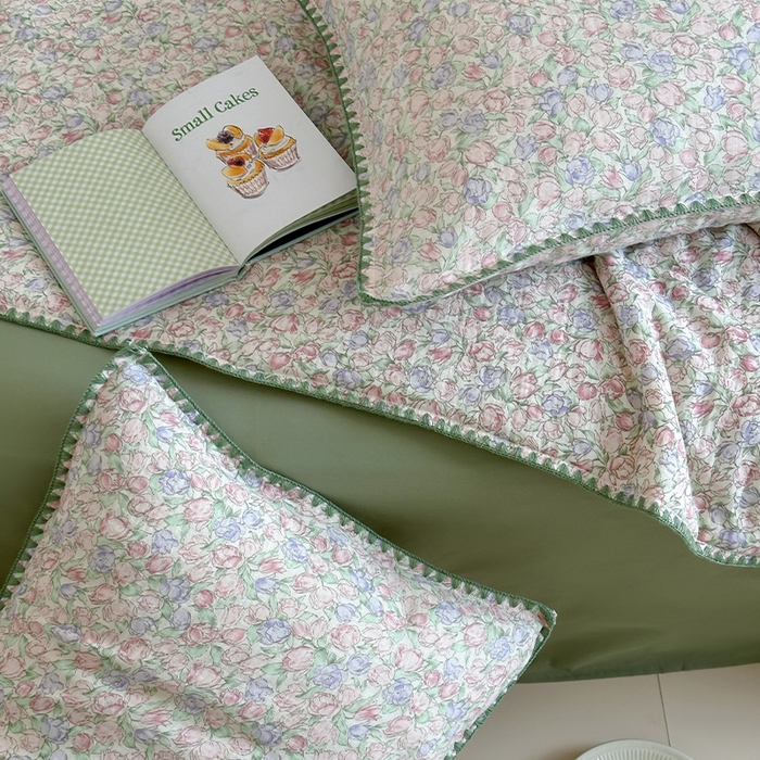 91家纺网 家纺一手货源 找家纺 三朵家纺 2025春夏新款全棉纯棉双层绉绉纱三角针夏被夏凉被空调被 午后花园