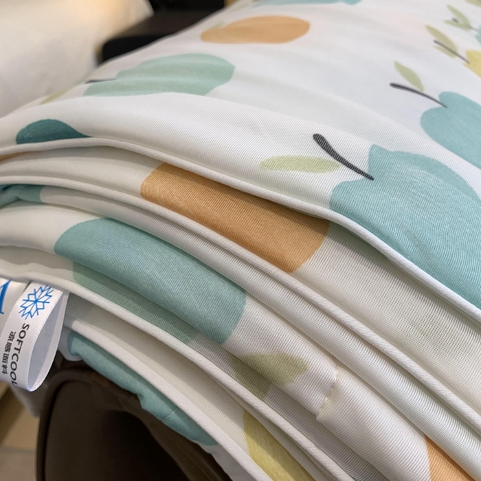 91家纺网 家纺一手货源 找家纺 奈萝家纺 2025新款A类凉感丝小凉皮夏被可机洗夏被新品空调被 小苹果绿