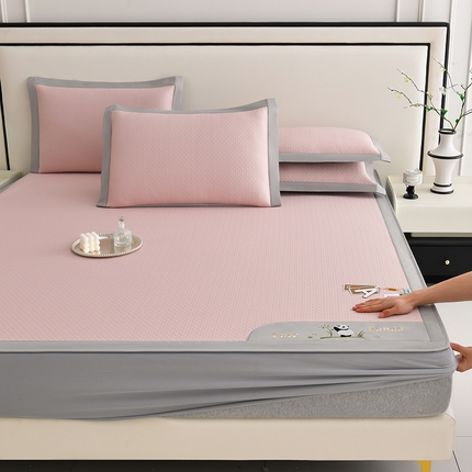 91家纺网 家纺一手货源 找家纺 小牛席业 2025新款3D冷感按摩-爱家熊猫豆豆席系列（床笠款） 凉席藤席冰藤席冰丝席草席竹席乳胶席凉豆豆席 粉色