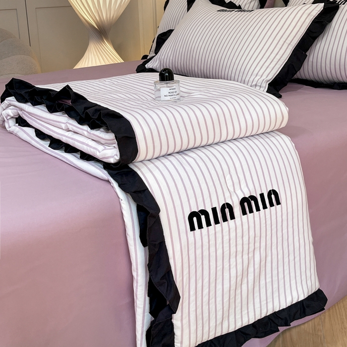 91家纺网 家纺一手货源 找家纺 千希家纺 2025新款110克超柔水洗棉刺绣花边夏被夏凉被空调被四件套 小香风  树莓紫