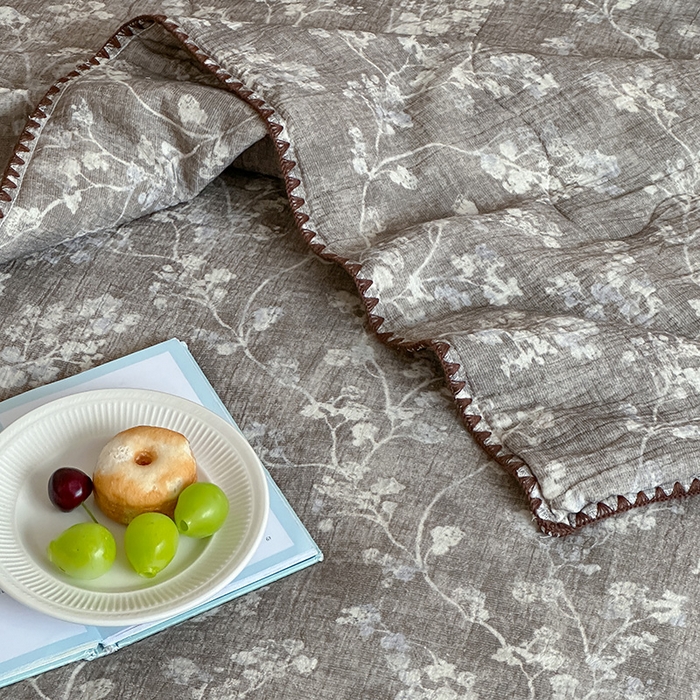 91家纺网 家纺一手货源 找家纺 三朵家纺 2025春夏新款全棉纯棉双层绉绉纱三角针夏被夏凉被空调被 花枝漫舞