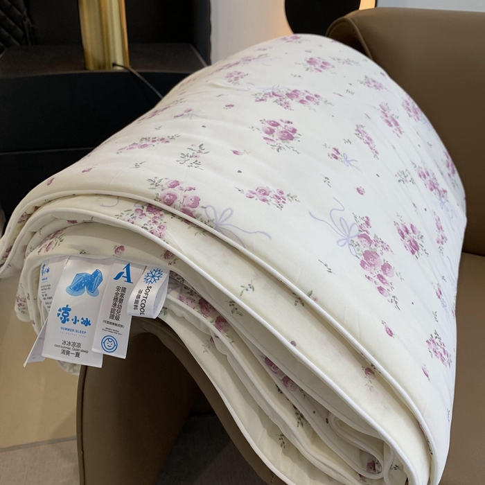 91家纺网 家纺一手货源 找家纺 奈萝家纺 2025新款A类凉感丝小凉皮夏被可机洗夏被新品空调被 樱花紫