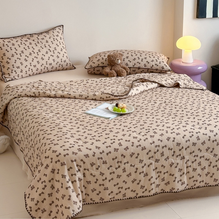 91家纺网 家纺一手货源 找家纺 三朵家纺 2025春夏新款全棉纯棉双层绉绉纱三角针夏被夏凉被空调被 可爱蝴蝶结