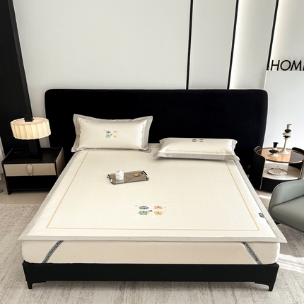 91家纺网 家纺一手货源 找家纺 （总）木希2025春夏新款可水洗冰丝席幻彩刺绣平席系列-场景二