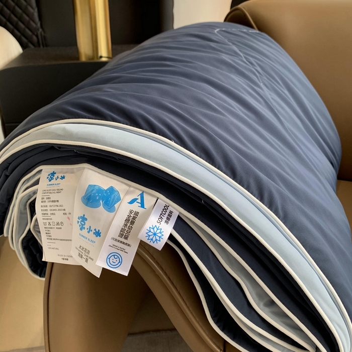 91家纺网 家纺一手货源 找家纺 奈萝家纺 2025新款A类凉感丝小凉皮夏被可机洗夏被新品空调被 亚朵蓝