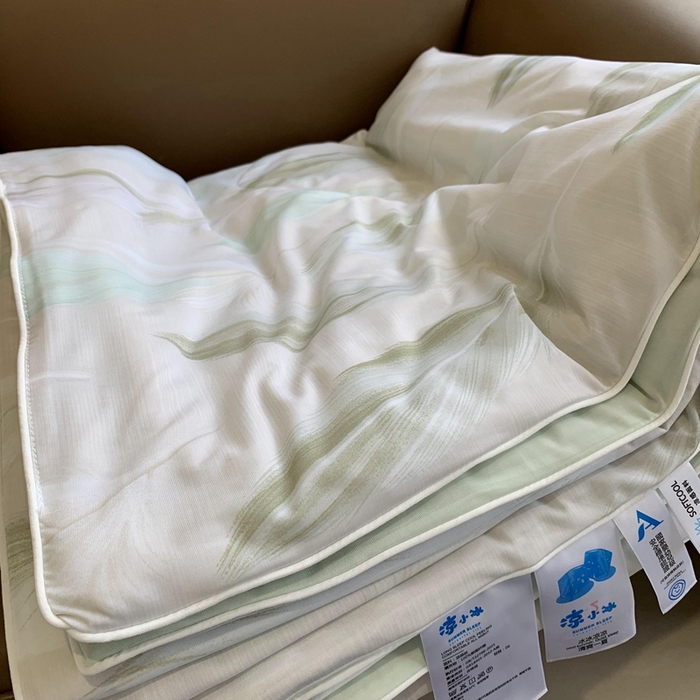 91家纺网 家纺一手货源 找家纺 奈萝家纺 2025新款A类凉感丝小凉皮夏被可机洗夏被新品空调被 羽毛绿