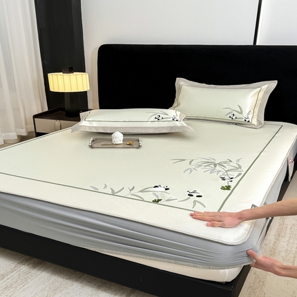 91家纺网 家纺一手货源 找家纺 （总）木希2025春夏新款可水洗冰丝席幻彩刺绣床笠系列-场景二