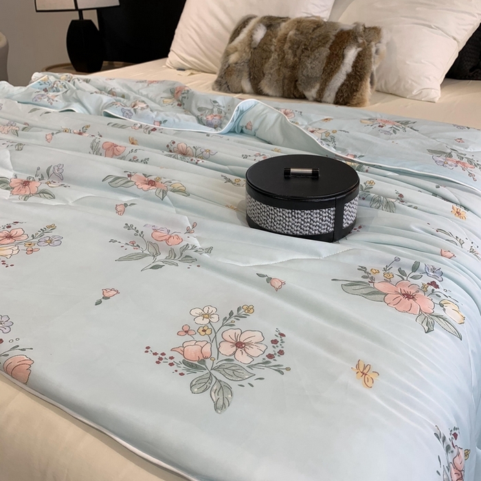 91家纺网 家纺一手货源 找家纺 奈萝家纺 2025新款A类凉感丝小凉皮夏被可机洗夏被新品空调被 夏花蓝