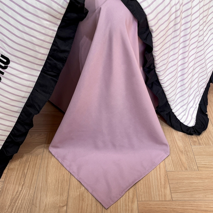 91家纺网 家纺一手货源 找家纺 千希家纺 2025新款110克超柔水洗棉刺绣花边夏被夏凉被空调被四件套 小香风  树莓紫