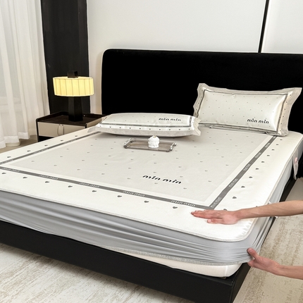 91家纺网 家纺一手货源 找家纺 （总）木希2025春夏新款可水洗冰丝席幻彩刺绣床笠系列-场景二