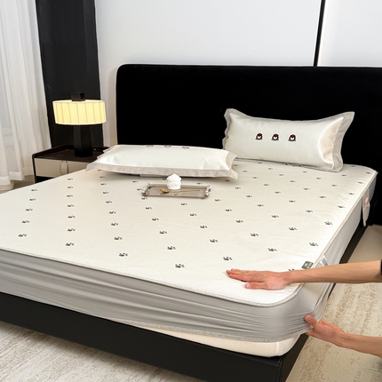 木希2025春夏新款可水洗冰丝席幻彩刺绣床笠系列-场景二 脚丫刺绣