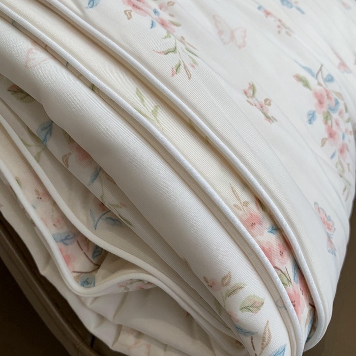 91家纺网 家纺一手货源 找家纺 奈萝家纺 2025新款A类凉感丝小凉皮夏被可机洗夏被新品空调被 桃花朵朵