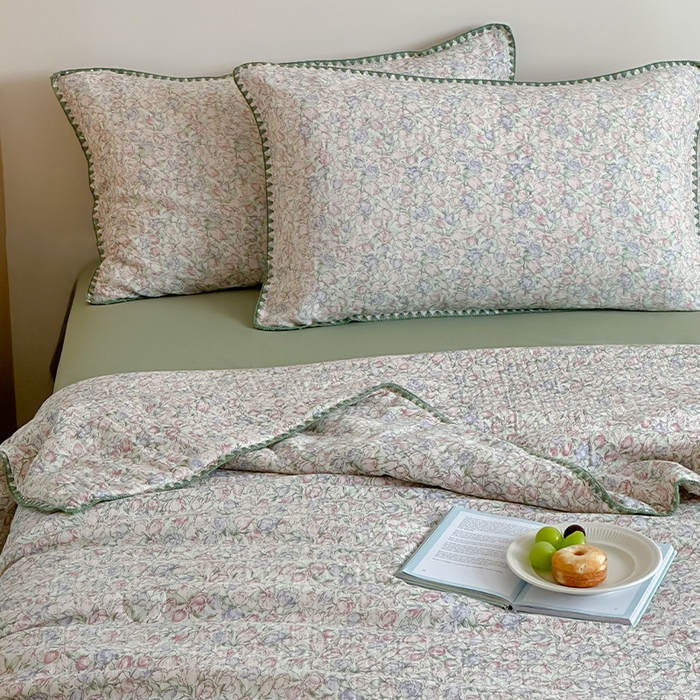 91家纺网 家纺一手货源 找家纺 三朵家纺 2025春夏新款全棉纯棉双层绉绉纱三角针夏被夏凉被空调被 午后花园