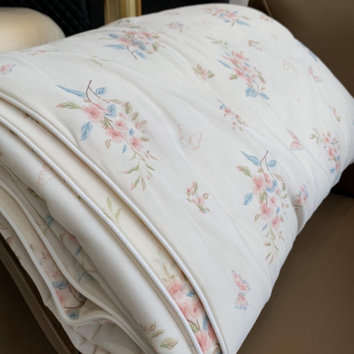 91家纺网 家纺一手货源 找家纺 奈萝家纺 2025新款A类凉感丝小凉皮夏被可机洗夏被新品空调被 桃花朵朵