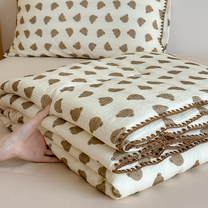 91家纺网 家纺一手货源 找家纺 三朵家纺 2025春夏新款全棉纯棉双层绉绉纱三角针夏被夏凉被空调被 幸运熊仔