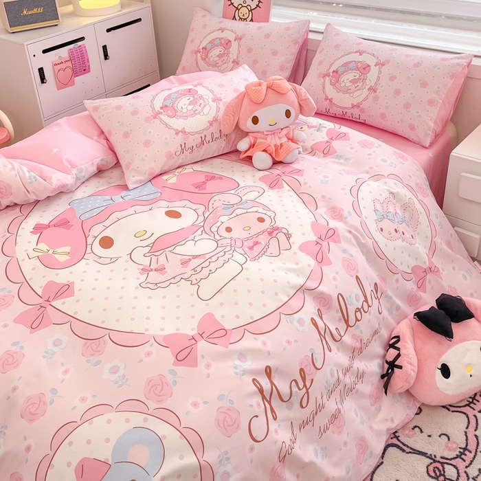 91家纺网 家纺一手货源 找家纺 暮思家居 2025新款正版授权三丽鸥大阪全棉数码印花纯棉四件套系列-第三批(专版花型) 大版-花园美乐蒂