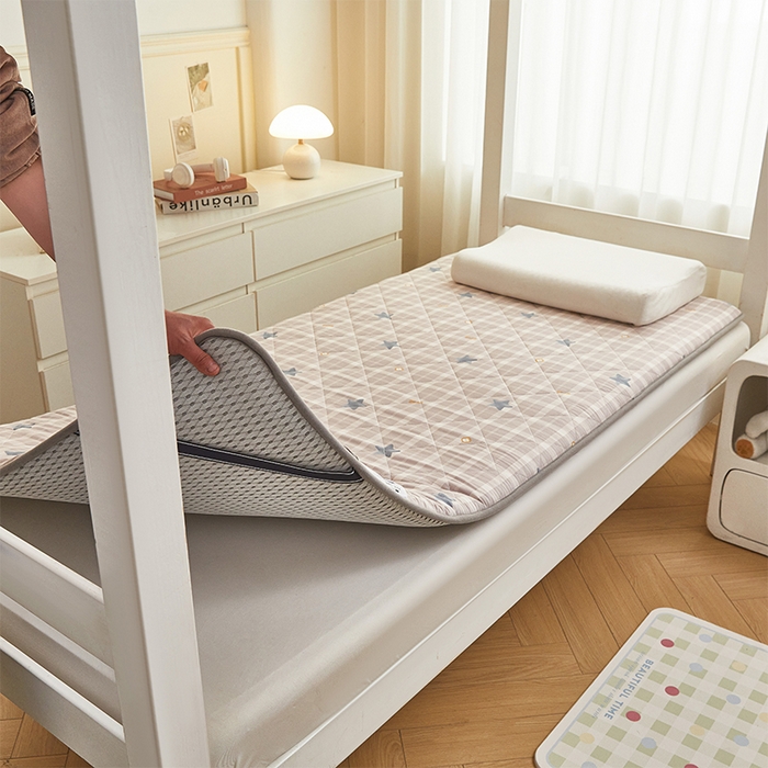 91家纺网 家纺一手货源 找家纺 丽诺床垫 2025新款全棉抗菌三明治学生床垫 星恋时刻