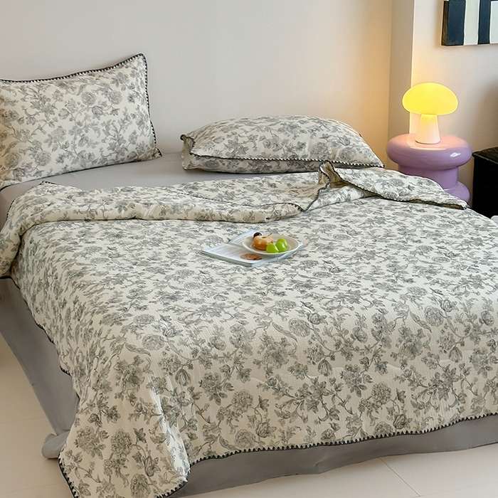 91家纺网 家纺一手货源 找家纺 三朵家纺 2025春夏新款全棉纯棉双层绉绉纱三角针夏被夏凉被空调被 花满园灰