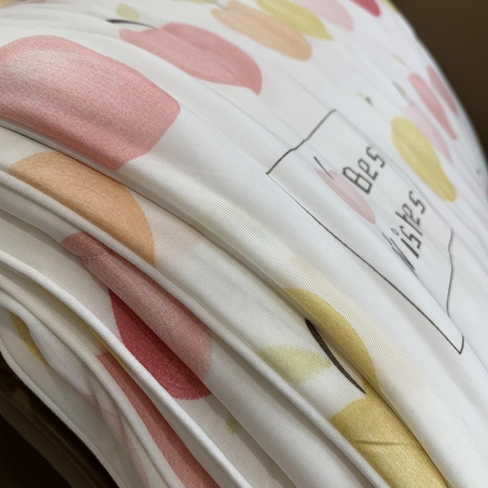 91家纺网 家纺一手货源 找家纺 奈萝家纺 2025新款A类凉感丝小凉皮夏被可机洗夏被新品空调被 小苹果粉