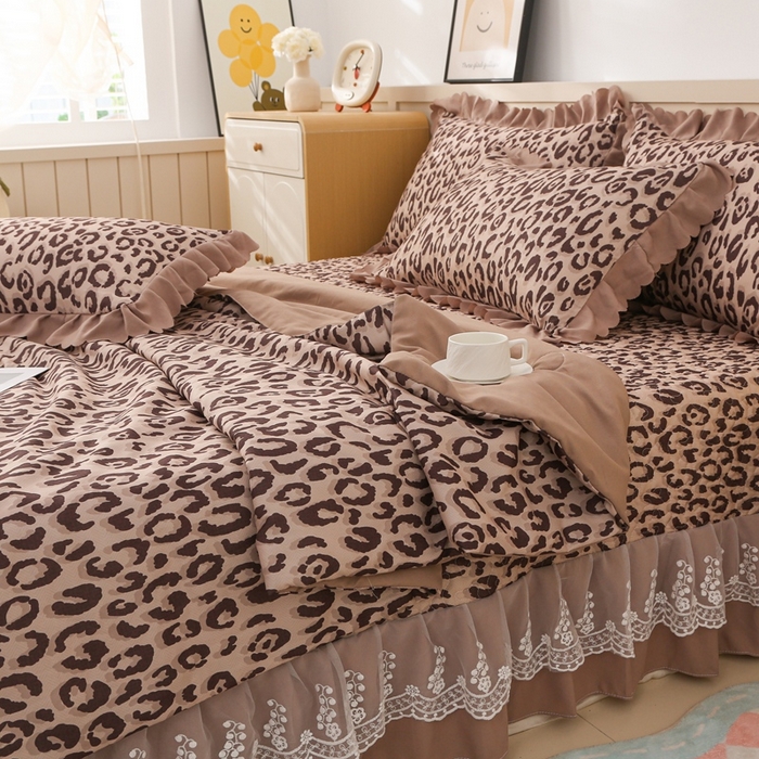91家纺网 家纺一手货源 找家纺 铠畅  2025新款法式花边云朵棉床盖款夏被四件套 豹纹