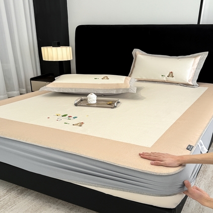 木希2025春夏新款可水洗冰丝席幻彩刺绣床笠系列-场景二 森林小熊