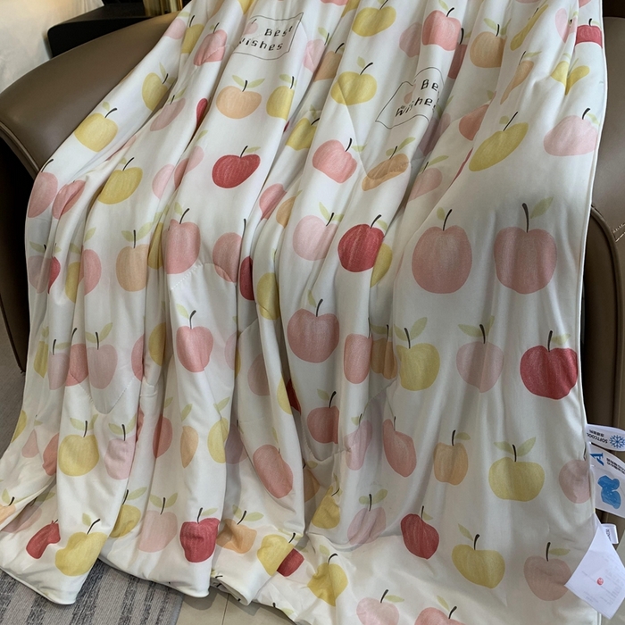 91家纺网 家纺一手货源 找家纺 奈萝家纺 2025新款A类凉感丝小凉皮夏被可机洗夏被新品空调被 小苹果粉