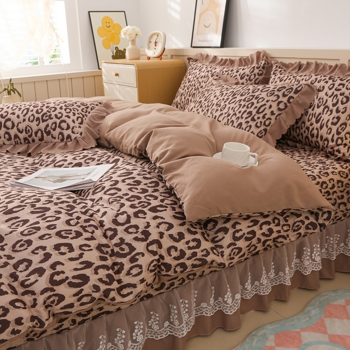 91家纺网 家纺一手货源 找家纺 铠畅  2025新款法式花边云朵棉床盖款夏被四件套 豹纹