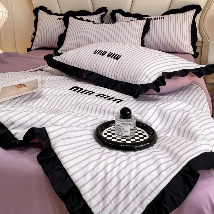 91家纺网 家纺一手货源 找家纺 千希家纺 2025新款110克超柔水洗棉刺绣花边夏被夏凉被空调被四件套 小香风  树莓紫