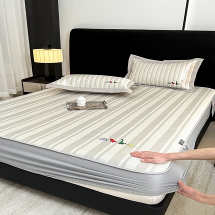 91家纺网 家纺一手货源 找家纺 （总）木希2025春夏新款可水洗冰丝席幻彩刺绣床笠系列-场景二