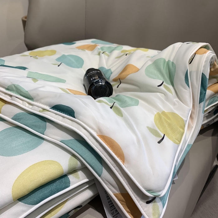 91家纺网 家纺一手货源 找家纺 奈萝家纺 2025新款A类凉感丝小凉皮夏被可机洗夏被新品空调被 小苹果绿