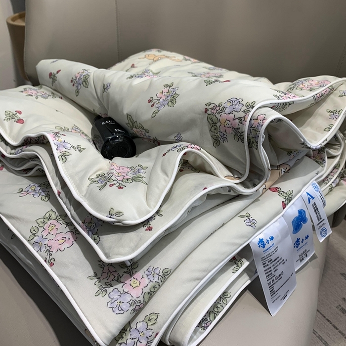 91家纺网 家纺一手货源 找家纺 奈萝家纺 2025新款A类凉感丝小凉皮夏被可机洗夏被新品空调被 小熊玩偶