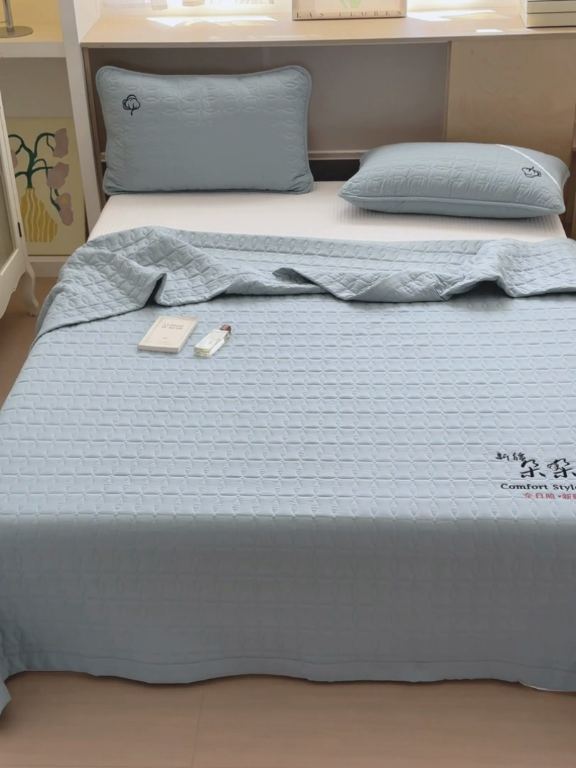 91家纺网 家纺一手货源 找家纺 云雀 2025新款A类加棉刺绣棉花床笠+盖毯 棉花盖毯-雾霾蓝