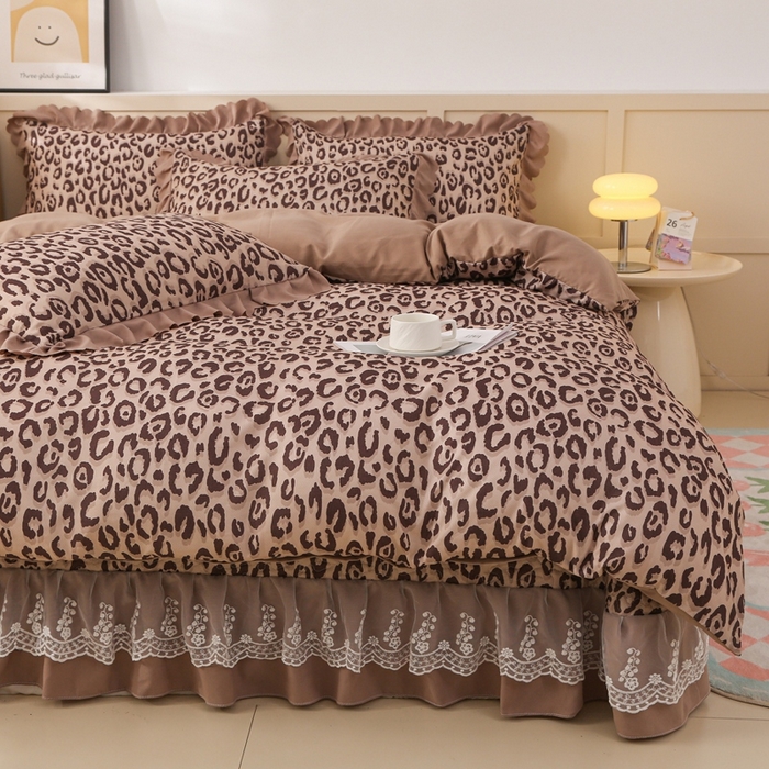 91家纺网 家纺一手货源 找家纺 铠畅  2025新款法式花边云朵棉床盖款夏被四件套 豹纹