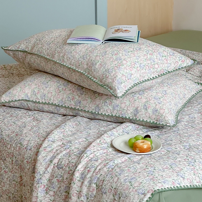 91家纺网 家纺一手货源 找家纺 三朵家纺 2025春夏新款全棉纯棉双层绉绉纱三角针夏被夏凉被空调被 午后花园