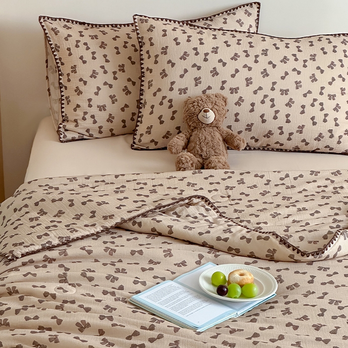 91家纺网 家纺一手货源 找家纺 三朵家纺 2025春夏新款全棉纯棉双层绉绉纱三角针夏被夏凉被空调被 可爱蝴蝶结