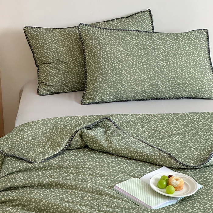 91家纺网 家纺一手货源 找家纺 三朵家纺 2025春夏新款全棉纯棉双层绉绉纱三角针夏被夏凉被空调被 恬静时光